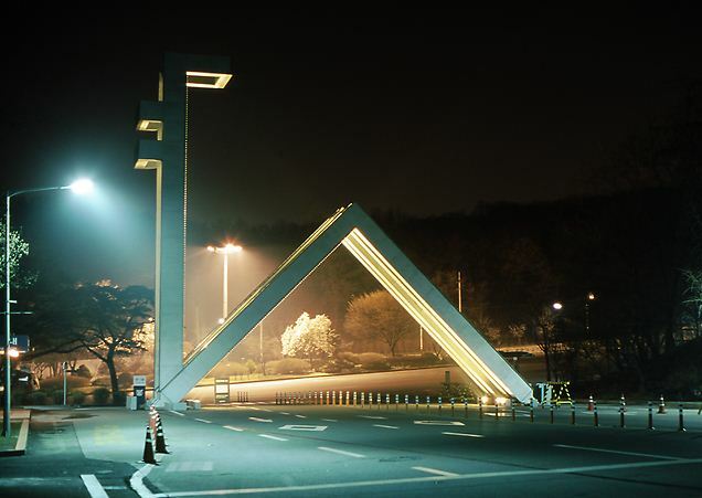 서울대 정문 포즈를 하고 있는 그녀.... - 디아블로3 인벤 자유게시판 - 디아블로3 인벤 서울대 정문 포즈를 하고 있는 그녀....